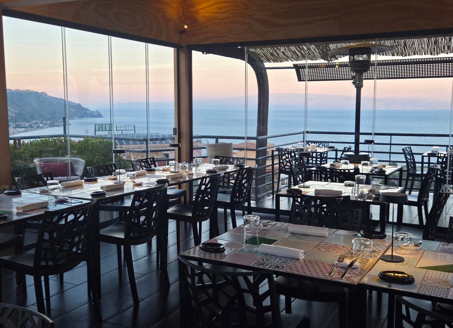 Terrazza panoramica con vetrate al tramonto